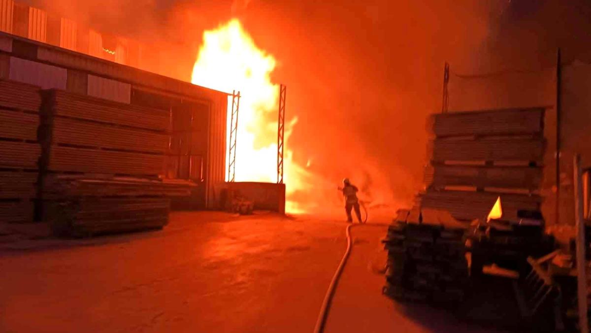Son dakika haber! Dursunbey’de palet fabrikasında yangın
