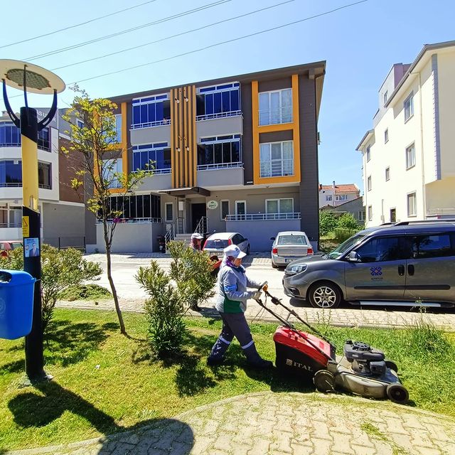 Park ve Bahçeler Müdürlüğü Ekipleri Düzenli Bakım Çalışmalarını Sürdürüyor