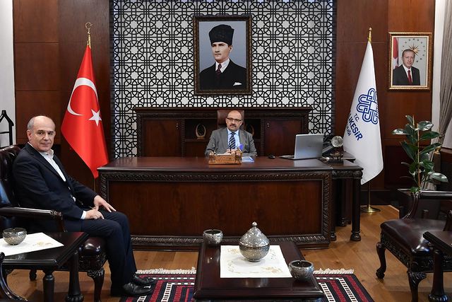 Fotoğraf Sanatçısı ve Makine Mühendisi Yusuf Hocaoğlu, Afet ve Acil Durum Yönetimi Başkanlığı Marmara Bölge Müdürü Gökhan Yılmaz ve Dernek Başkanı Servet Camgöz, Vali İsmail Ustaoğlu’nu Ziyaret Etti