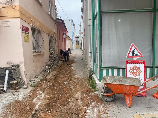 Fen İşleri Müdürlüğü Ekipleri Kaldırım Bakım ve Tamirat Çalışmalarını Sürdürüyor