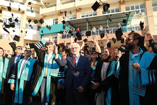 Burhaniye’de Mezuniyet Coşkusu: Öğrenciler Hayata İlk Adımlarını Attı