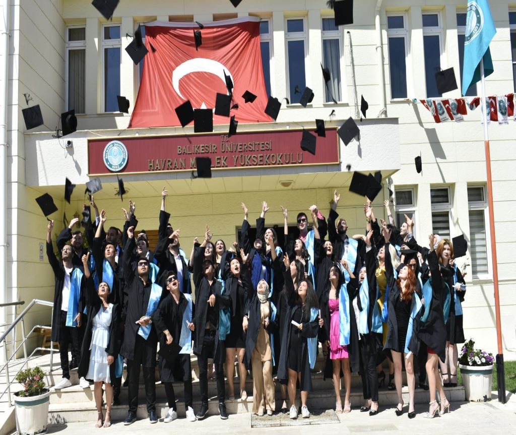 Havran Meslek Yüksekokulu Mezuniyet Töreni Coşkuyla Kutlandı
