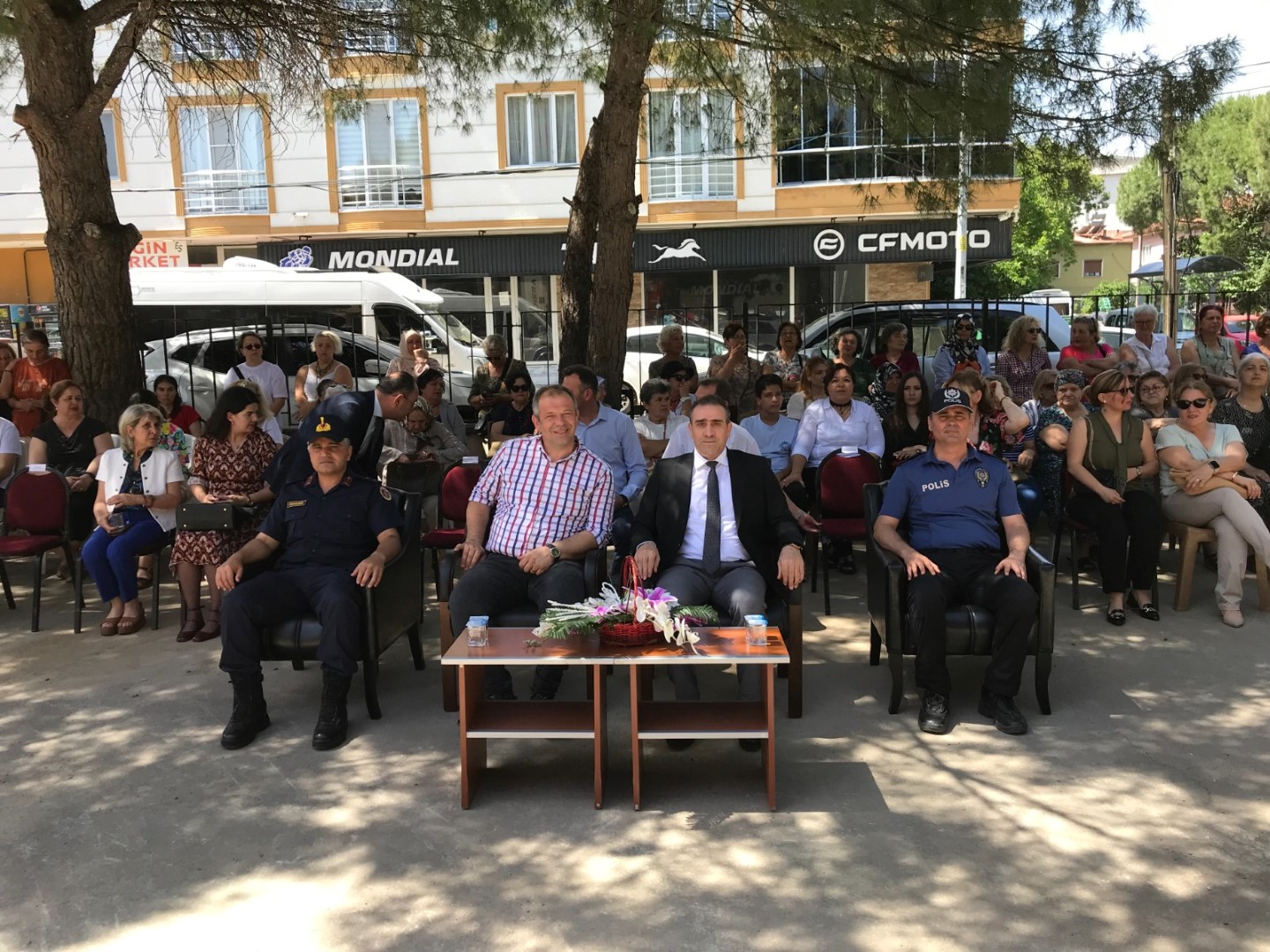 Burhaniye Kaymakamı Gömeç Halk Eğitim Merkezinin Yıl Sonu Sergisini Açtı