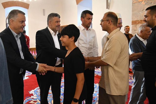 Karesi Belediyesi, Zağnos Paşa Camii’nde Vatandaşlarla Bayramlaştı