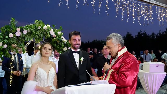 İrem Nur ve Onur Çiftine Mutluluklar Diledi