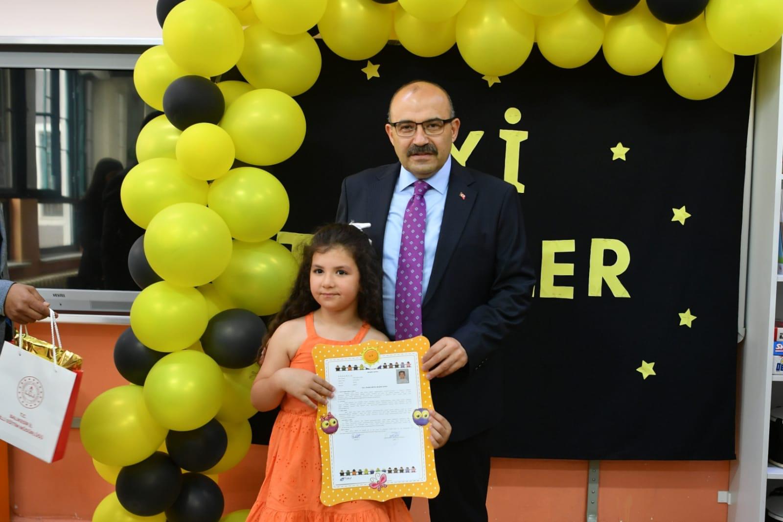 Vali İsmail Ustaoğlu, Öğrencilere Karne Heyecanına Ortak Oldu