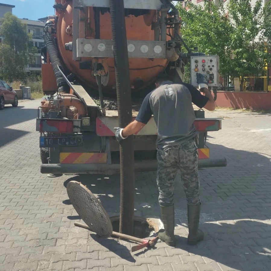 Edremit ilçesinde Kanalizasyon Temizlik Çalışmaları Devam Ediyor