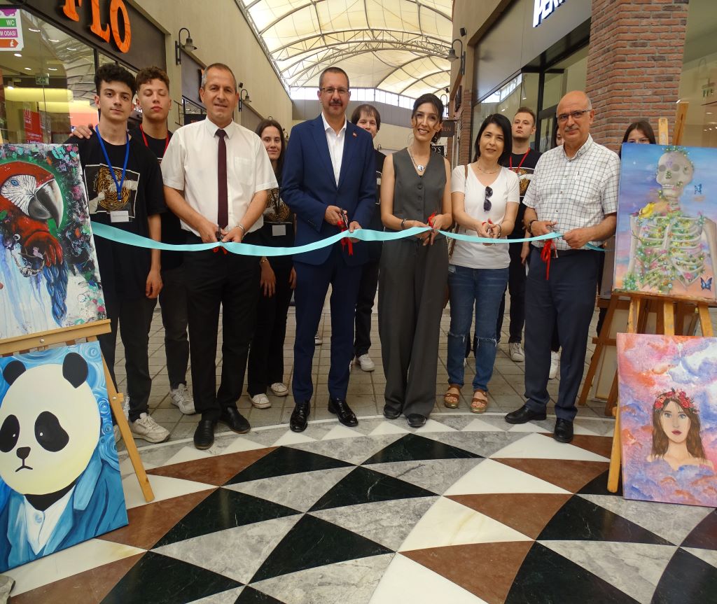Havran Anadolu Lisesi Öğrencilerinden Edremit’te İlgi Çeken Resim Sergisi