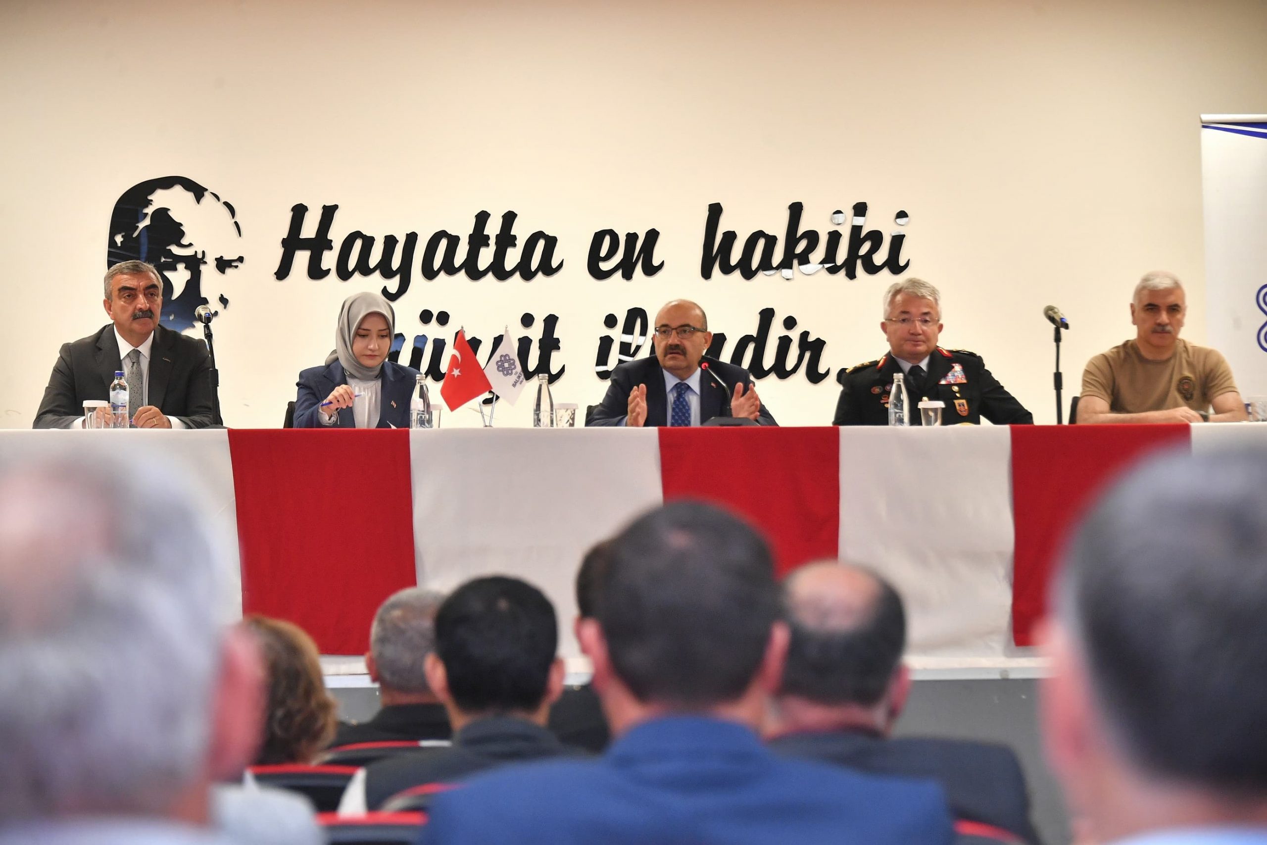 Vali İsmail Ustaoğlu’nun Muhtarlarla Yaptığı Görüşmeler Devam Ediyor