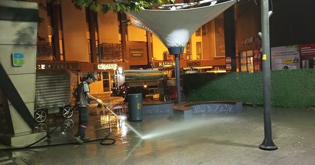 Karesi Belediyesi, İlçeyi Temizlemek İçin Gece Gündüz Demeden Çalışıyor