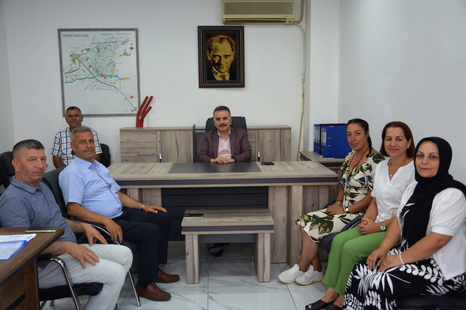 Edremit Kaymakamı Ahmet Odabaş’tan Muhtarlar Derneği’ne Destek Ziyareti