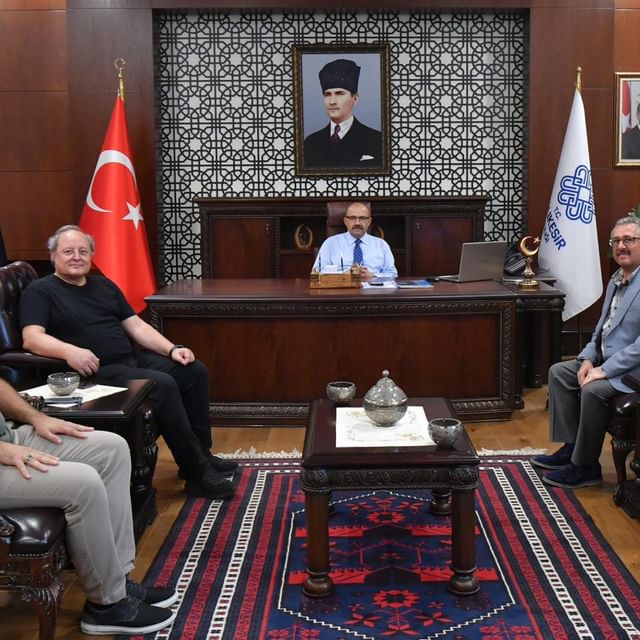 Türk Kızılay Yetkilileri Balıkesir Valisi İsmail Ustaoğlu’nu Ziyaret Etti