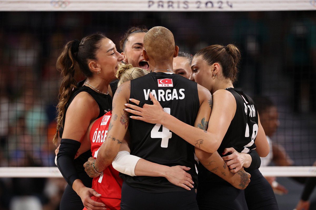 A Milli Kadın Voleybol Takımı, Paris 2024 Olimpiyatları’nda çeyrek finale yükseldi