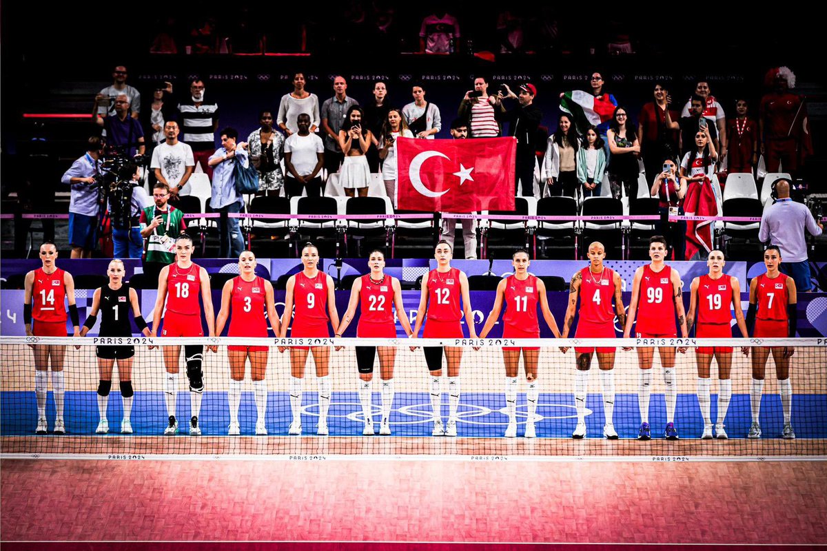 Balıkesir Büyükşehir Belediye Başkanı Ahmet Akın, A Milli Kadın Voleybol Takımını Kutladı