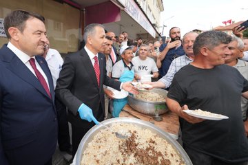 İç İşleri Bakanı, Vatandaşlarla Zafer Coşkusunu Paylaştı