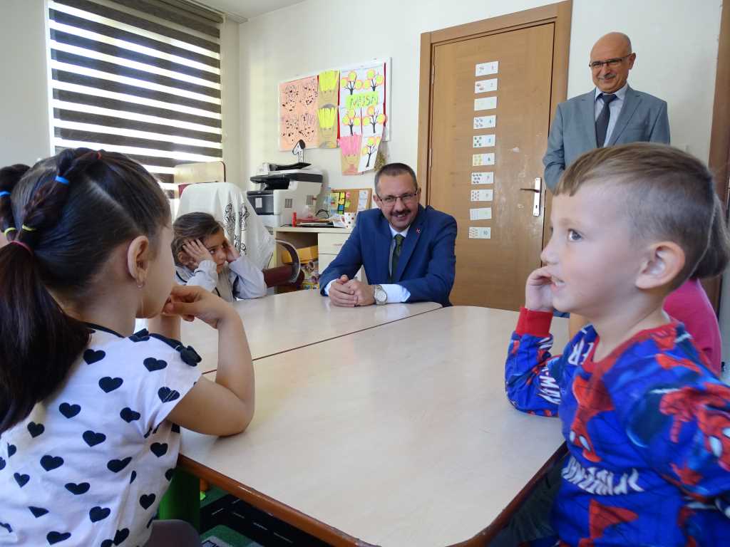 Kaymakamımız Sayın Enver Özderin, İlçe Milli Eğitim Müdürü Sayın Hüseyin Aydemir ile Zeynep Banu Çakırdere İlkokulu’nu ziyaret etti