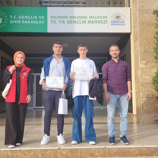 Farklılıkların Zenginlik Olduğu Türkiye Münazara Ligi’nde Derece Elde Eden Gençler