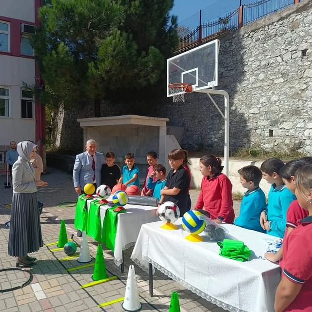 Balya Kaymakamı İrem Ayşegül ÇETİN, Zübeyde Hanım Yatılı Bölge Ortaokulu’nu Ziyaret Etti