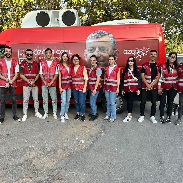Karesi Gençlik Kolları, 4 Ekim Dünya Hayvanları Koruma Günü’nde Sokak Hayvanları İçin Mama ve Su Dağıtımı Gerçekleştirdi