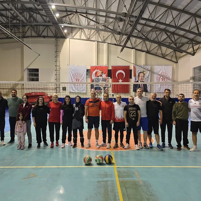 Erdek’te Öğretmenler Günü Etkinlikleri Kapsamında Voleybol Turnuvası Düzenlendi