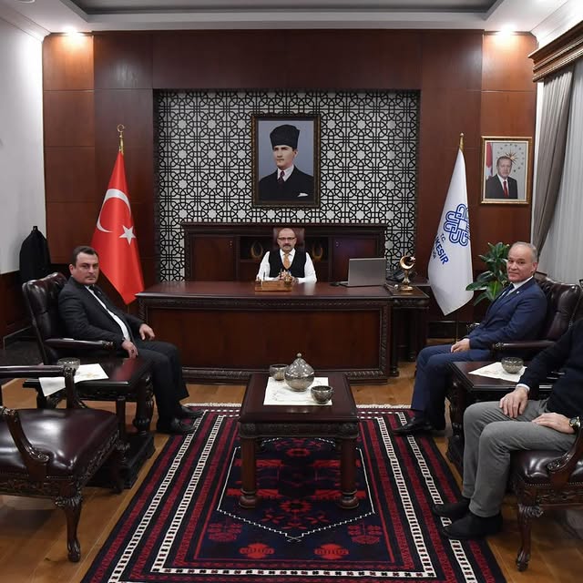 Niyazi Tunç, MHP Balıkesir İl Başkanı, Balıkesir Valisi İsmail Ustaoğlu’nu Ziyaret Etti