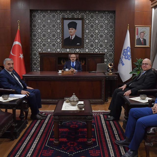 Edremit Türk Ocakları Başkanı Mehmet Özkeleş Balıkesir Valisi İsmail Ustaoğlu’nu ziyaret etti