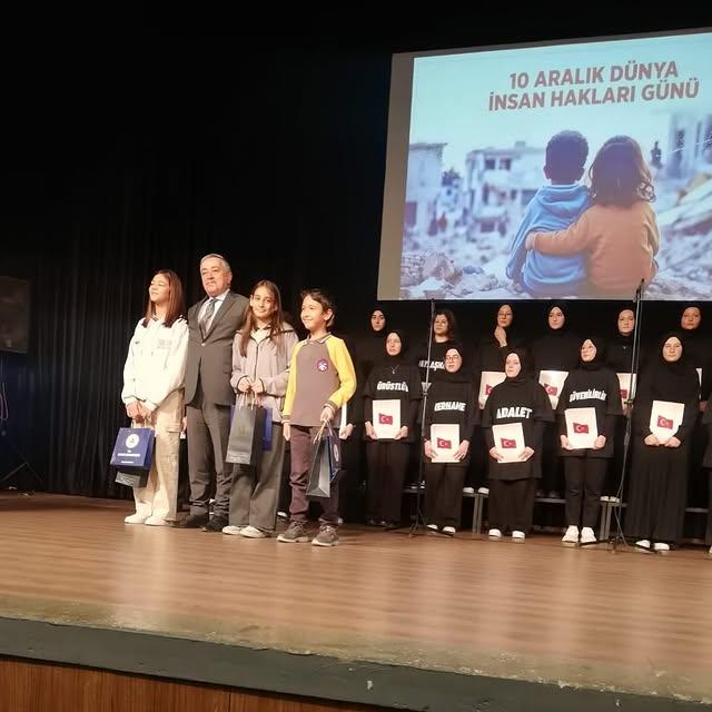 Ayvalık’taki Ustalı Anadolu İmam Hatip Lisesi Öğrencisi Azra Karamemer İl İkincisi Oldu