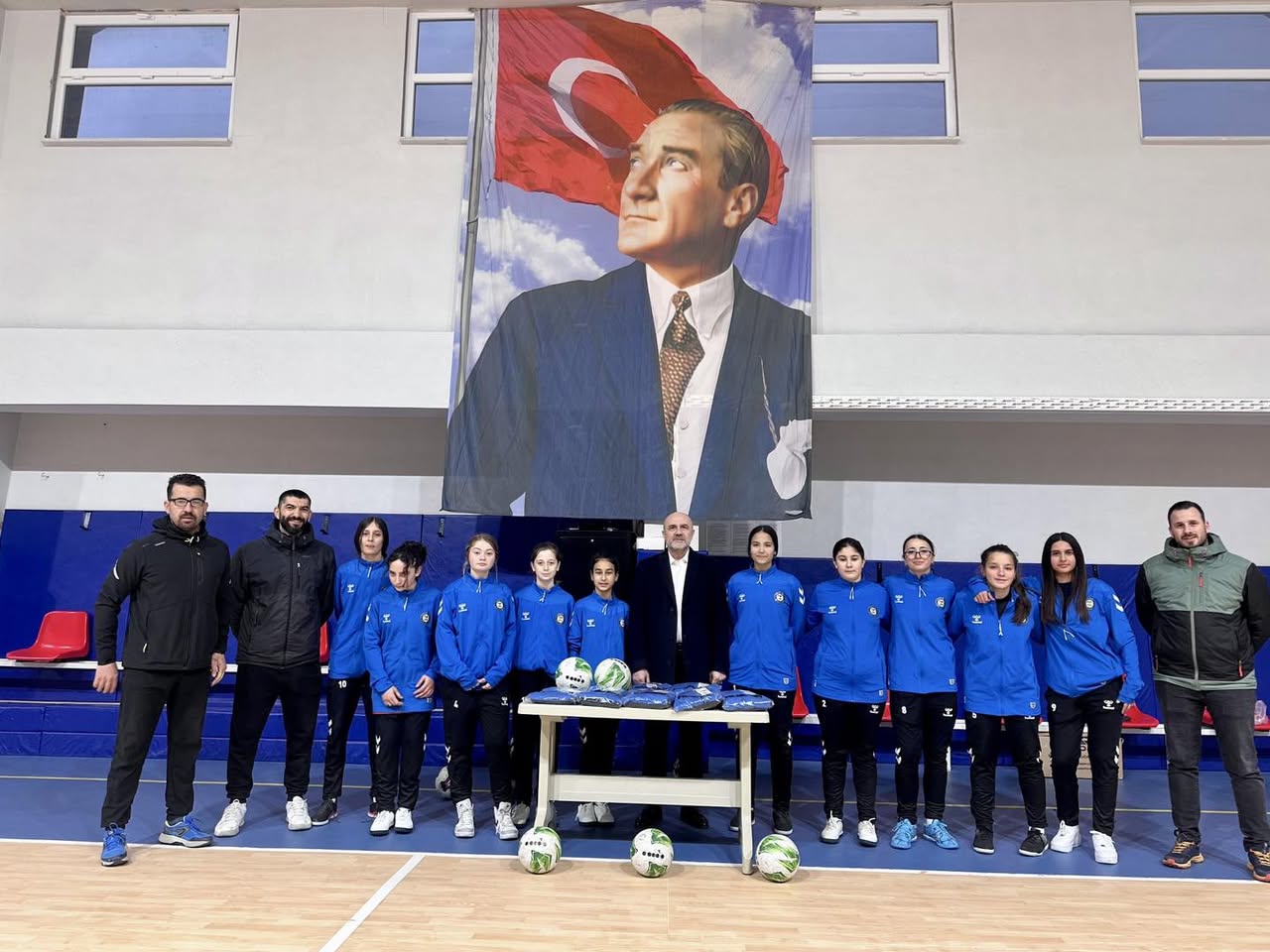Balıkesir’i Türkiye Finallerinde Temsil Edecek Kız Futsal Takımına Destek