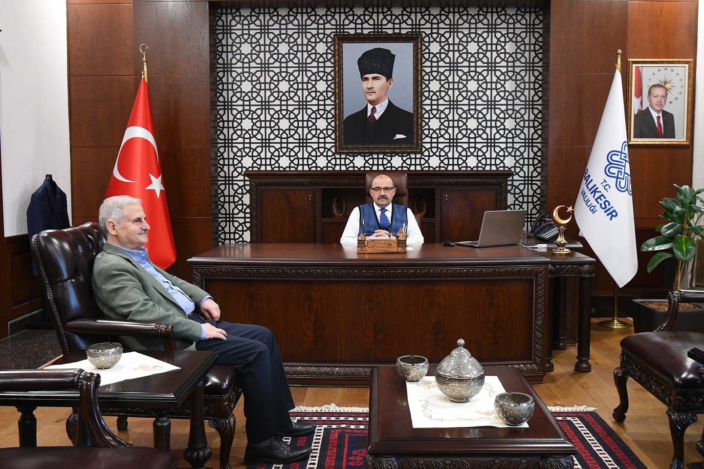 Balıkesir’de Emekli Öğretmen Vali Ustaoğlu ile Bir Araya Geldi