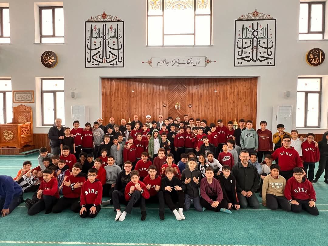 Bandırma’da Öğrencilerden Mevlana Camii’ne Destek