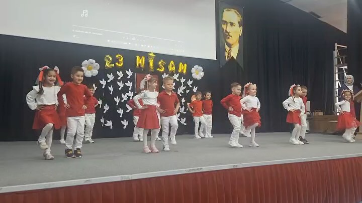 Gönen’de 23 Nisan Coşkusu: Minik Öğrencilerden Renkli Gösteri