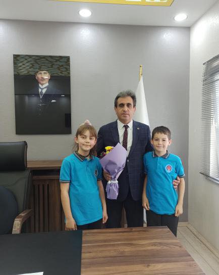 Gönen’de 23 Nisan Coşkusu: Öğrenciler İlçe Milli Eğitim Müdürlüğü Koltuğuna Oturdu