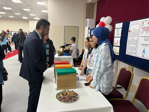 Bandırma’da TÜBİTAK 4006 Bilim Fuarı Açılışı: Genç Bilim İnsanları Projelerini Sergiledi