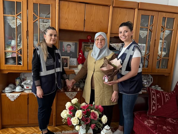 Bandırma Belediyesi, Şehit Annelerini Ziyaret Etti ve Anneler Günü’nü Kutladı