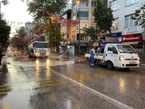 Bandırma Belediyesi, Güne Tertemiz Bir Kentle Başlıyor