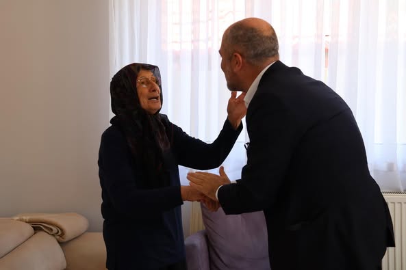 Marmara Adalarında Anneler Günü Kutlaması: Annelere Karanfil Dağıtımı