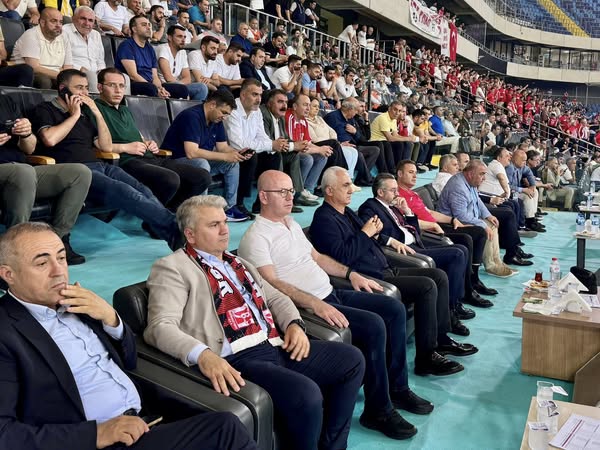 Balıkesirspor, Play-off Finali İçin Adana’da Destekçileriyle Buluştu