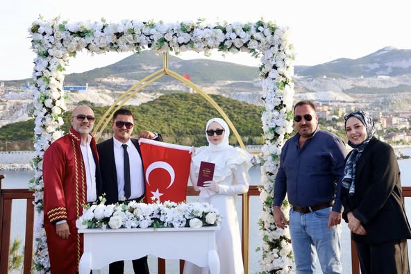 Marmara Adalar Belediye Başkanı Dinçer, Yeni Evlenen Çiftin Nikahına Şahitlik Etti