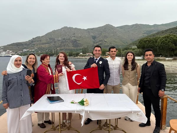 Marmara Adalar’da Evlilik Sevinci: Esra Söyler ve Rıdvan Özkan Evlendi