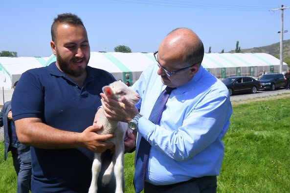 Balıkesir’de Kurulan Damızlık Üretim Çiftliği Vali Ustaoğlu Tarafından Ziyaret Edildi