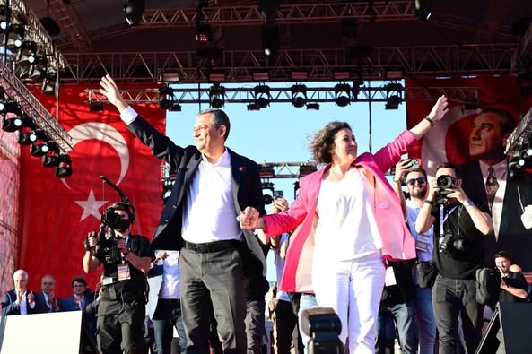 CHP, İzmir’de Cumhuriyet Mitingi Düzenledi: “Millet İradesine Sahip Çıkıyoruz”