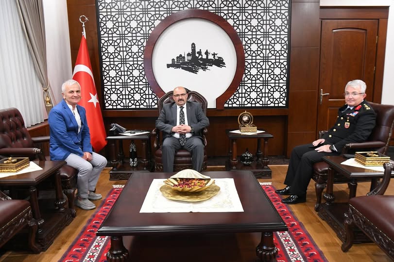 Balıkesir’de Emekli Tuğgeneral ve Tümgeneral, Valiyi Ziyaret Etti