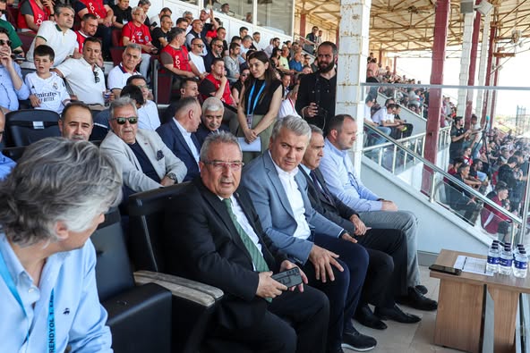 Bandırmaspor Taraftarları Tribünleri Coşturdu