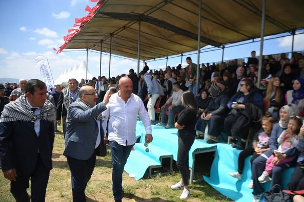 Balıkesir’de Dörtnal At Yarışları Coşkusu: Vali Ustaoğlu’nun Katılımıyla Festivale Damga Vurdu