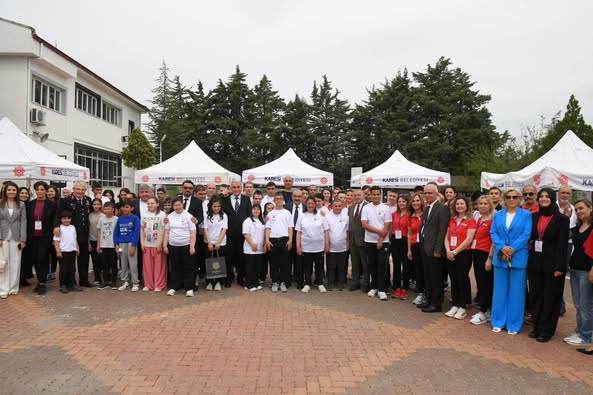 Balıkesir Valisi Ustaoğlu, TÜBİTAK Bilim Fuarı’nda Başarılı Öğrencileri Ziyaret Etti