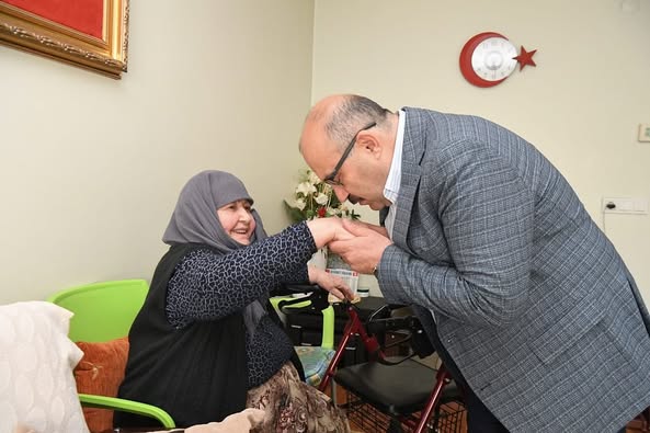 Balıkesir Valisi, Şehit Polis Memuru’nun Annesini Anneler Günü’nde Ziyaret Etti
