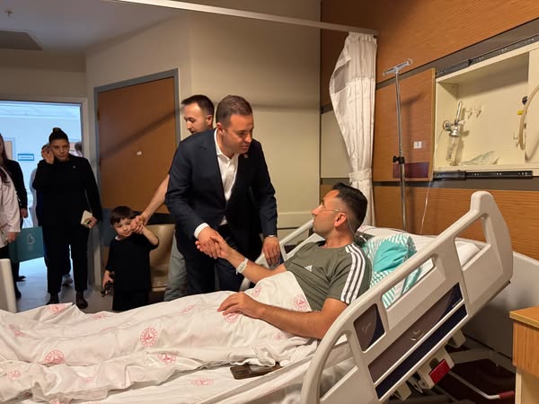 Balıkesir Büyükşehir Belediye Başkanı Akın, Görev Başında Kaza Geçiren Polisleri Ziyaret Etti