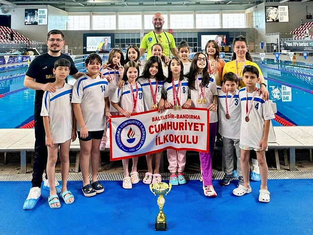 Balıkesir’de Minik Yüzücüler Madalya Yağmuruna Kaptırdı