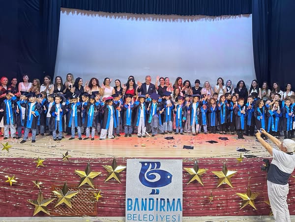 Bandırma Belediyesi Gündüz Bakımevi Kreşlerinden 54 Mezun