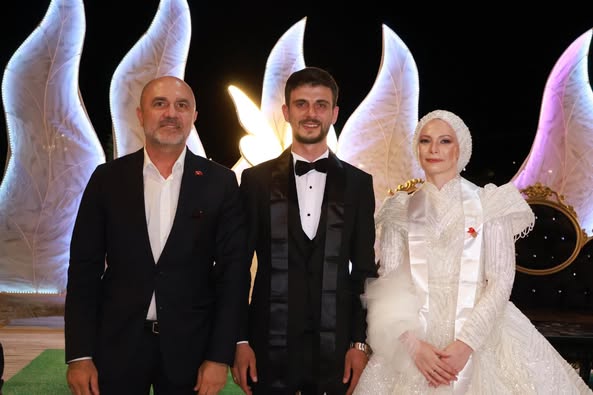 Marmara Adalar Belediye Başkanı Aydın Dinçer, Genç Çifte Mutluluk Diledi